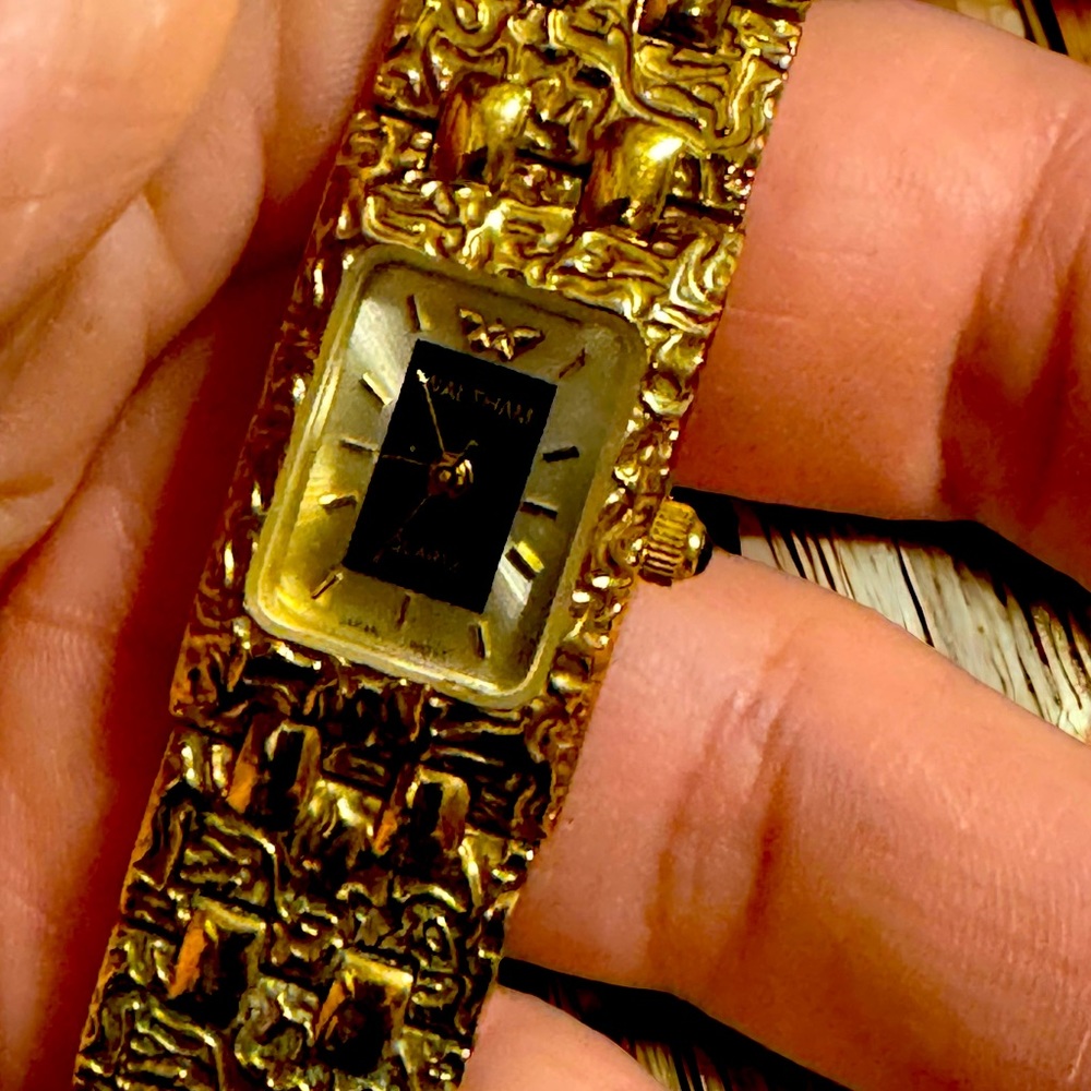Waltham gold tone ladies watch, installed new Battery and keeps great time
